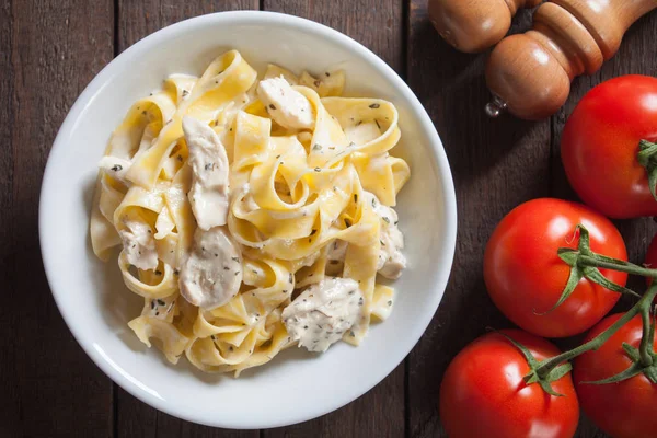 Pollo italiano pasta de alfredo — Foto de Stock