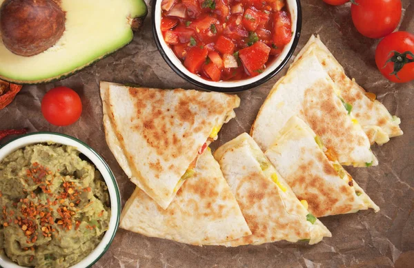 아보카도 소스와 살사 멕시코 quesadillas — 스톡 사진