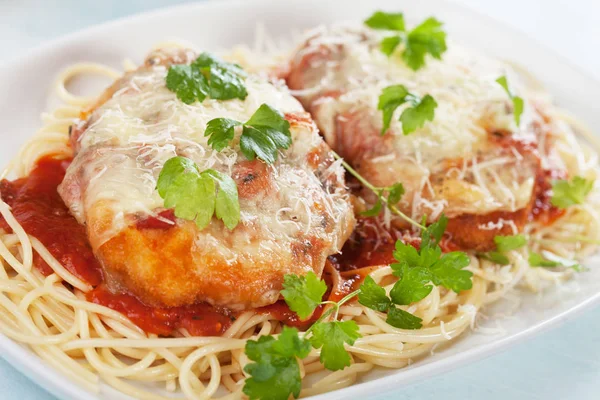 Parmesanlı tavuk spagetti makarna ile