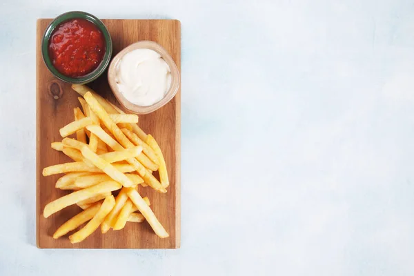 Frietjes met ketchup en mayonaise — Stockfoto
