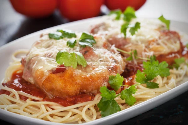 Памесанская курица с спагетти-макаронами — стоковое фото