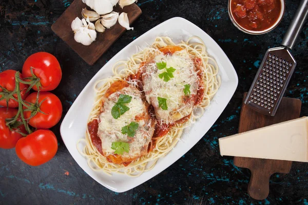 Parmesan chicken with spaghetti pasta — Stock Photo, Image