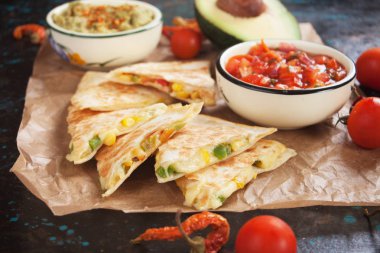 Salsa ve guacamole ile Meksika quesadillas