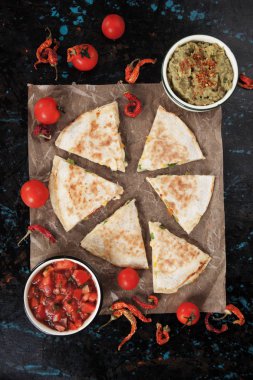 Salsa ve guacamole ile Meksika quesadillas