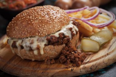 Islak hamburger zemin sığır eti burger sandviç