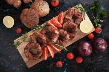 Ahşap tahta üzerinde ızgara domuz pastırması Yüzükler