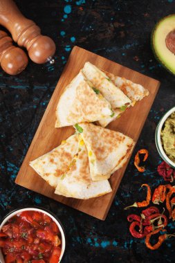 Salsa ve guacamole ile Meksika quesadillas