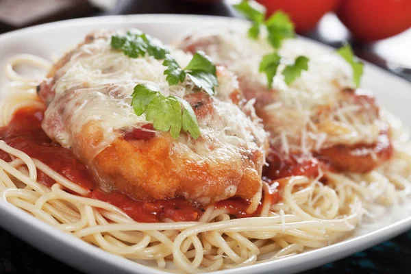 Italiensk kyckling parmesan med spaghetti pasta — Stockfoto