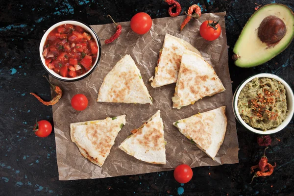 Mexikanische Quesadillas mit Salsa nad guacamole — Stockfoto