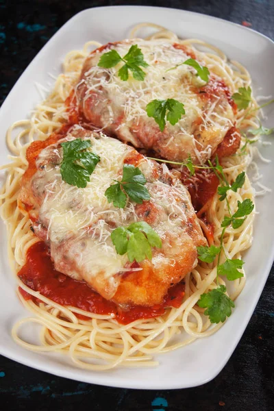 Parmesan-Huhn mit Spaghetti-Nudeln — Stockfoto