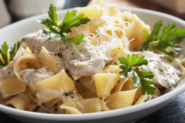 Italienisches Huhn alfredo pasta — Stockfoto
