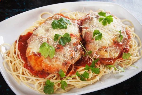 Parmesão de frango com macarrão de espaguete — Fotografia de Stock