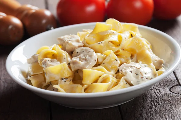 İtalyan alfredo makarna tavuk