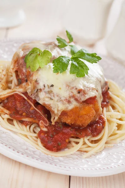 Italian chicken parmesan with spaghetti pasta — Stock Photo, Image