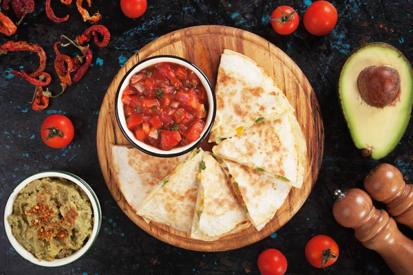 Salsa ve guacamole ile Meksika quesadillas