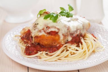 Parmesanlı tavuk spagetti makarna ile