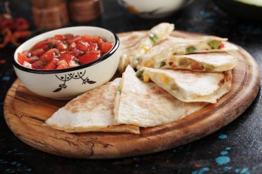 Ev yapımı salsa ile Meksika quesadillas