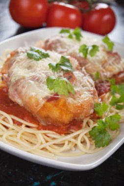 parmesanlı tavuk spagetti makarna ile