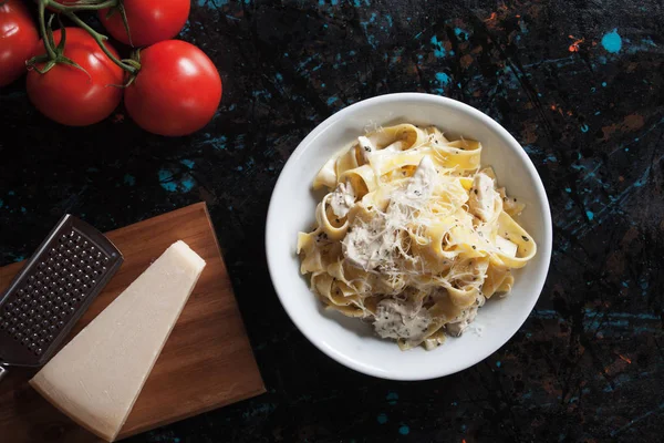 Italian chicken alfredo pasta — Stock Photo, Image