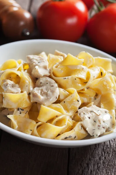 İtalyan alfredo makarna tavuk
