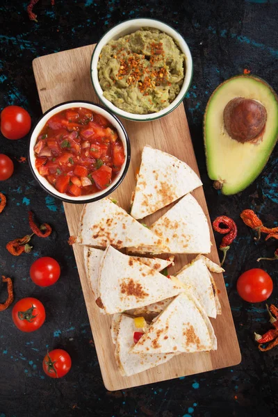 Мексиканські quesadillas з сальса та гуакамоле — стокове фото