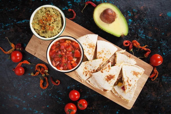 Mexikanische Quesadillas mit Salsa und Guacamole — Stockfoto