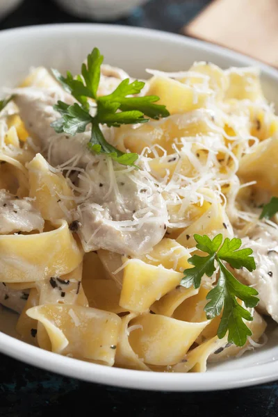 Pollo italiano pasta de alfredo — Foto de Stock