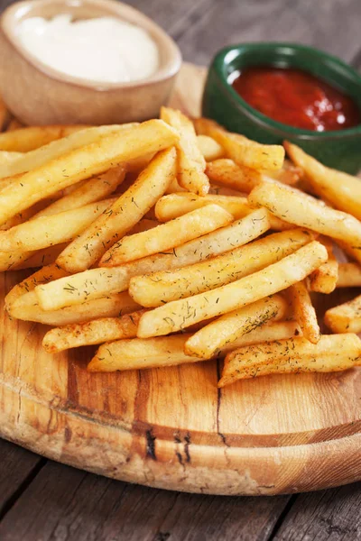 Frietjes met ketchup en mayonaise — Stockfoto