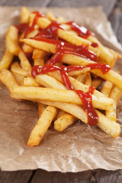 Cartofi prajiti cu ketchup — Fotografie, imagine de stoc