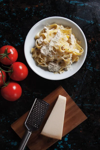 İtalyan alfredo makarna tavuk