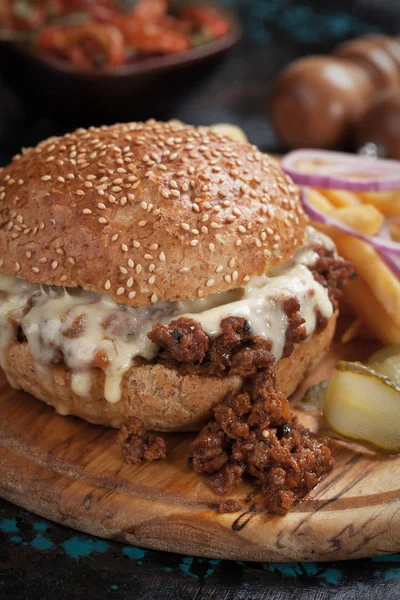 Islak hamburger zemin sığır eti burger sandviç — Stok fotoğraf