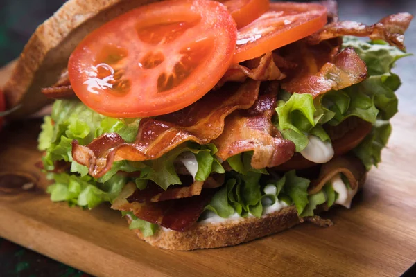 Sandwich de lechuga y tomate con tocino — Foto de Stock