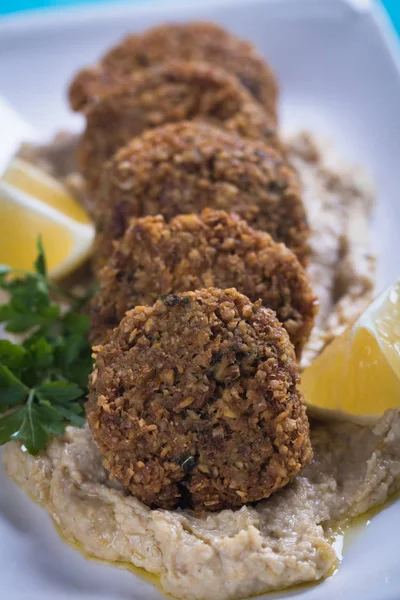 Falafel, gebratene Kichererbsenbällchen — Stockfoto