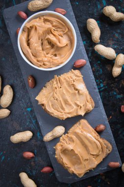 Fıstık ezmesi yayıldı