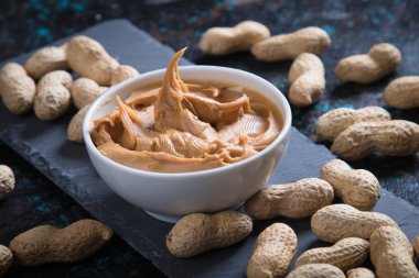 Fıstık ezmesi yayıldı