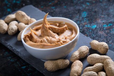 Fıstık ezmesi yayıldı