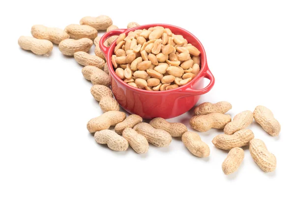 Geröstete Erdnüsse isoliert auf weiß — Stockfoto