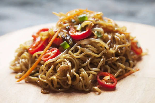 Fried asian instant noodles — Stock Photo, Image
