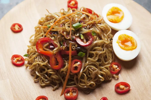 Fried asian instant noodles — Stock Photo, Image