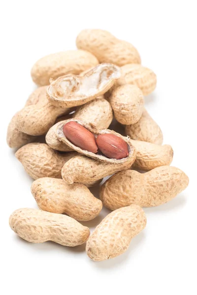 Geröstete Erdnüsse isoliert auf weiß — Stockfoto