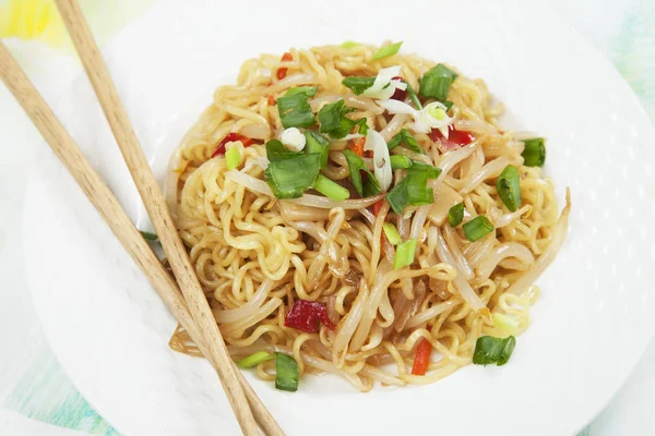 Asian noodles with vegetables — Stock Photo, Image