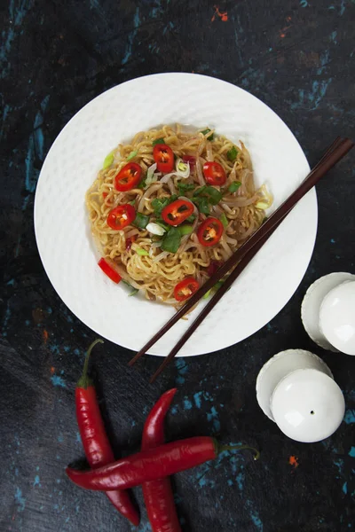 Asian noodles with vegetables — Stock Photo, Image