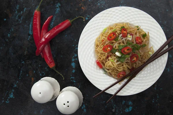 Asian noodles with vegetables — Stock Photo, Image