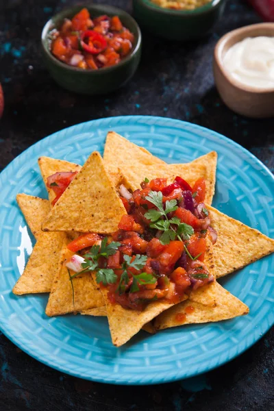 Nachos, мексиканська їжа з чіпсами — стокове фото