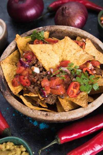 Nachos, mexikanische Mahlzeit mit Tortilla-Chips — Stockfoto