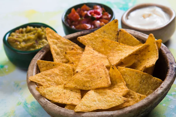 Nachos, comida mexicana con tortillas fritas — Foto de Stock