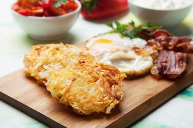 Yumurta ve pastırma ile kızarmış patates