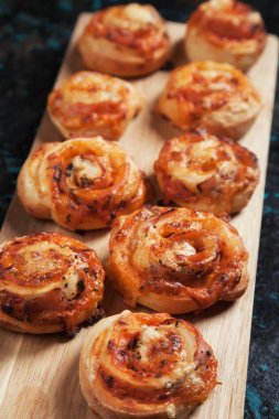 Ev yapımı pizza rulo