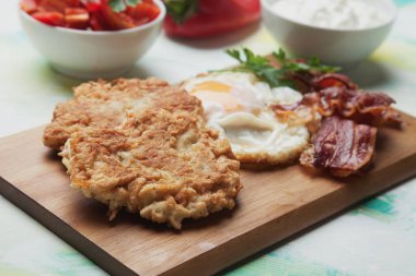 Yumurta ve pastırma ile kızarmış patates