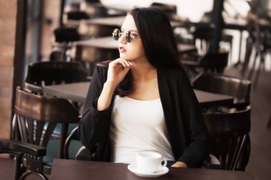 Genç kız siyah kahve içme